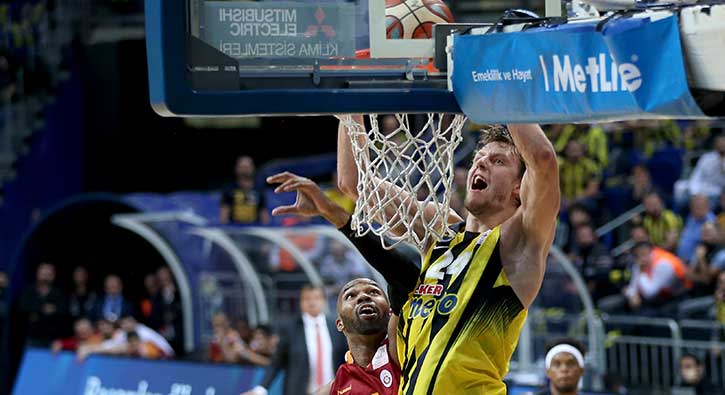 Fenerbah�e, Galatasaray'� devirdi