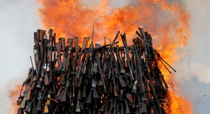 O �lkede binlerce silah yak�ld�!
