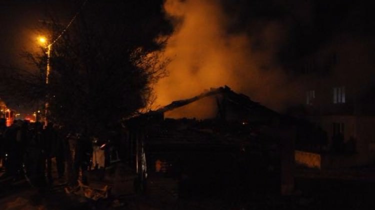 Suriyeli hem evleri hem paralar� yand�