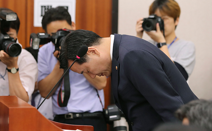 Gney Kore Adalet Bakan istifa etti 