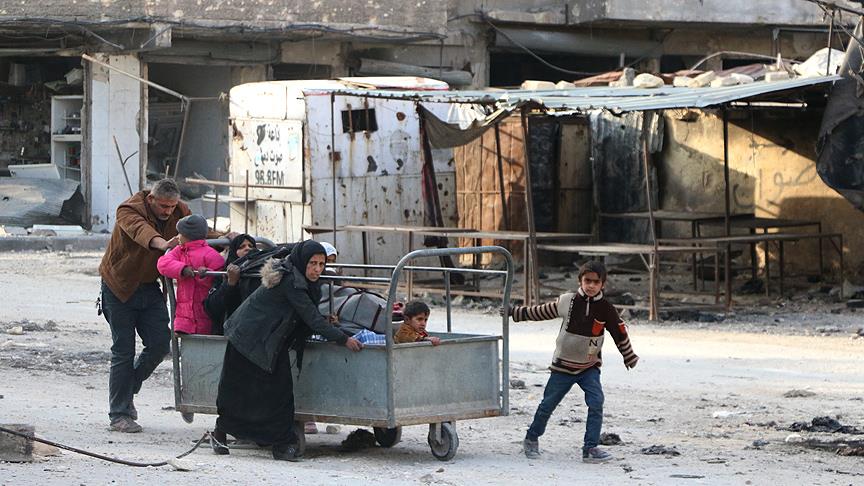 Halep'te siviller rejim bombardmanndan kayor