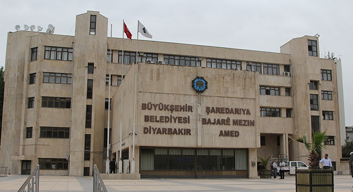 Diyarbakr Bykehir Belediyesi binasndaki Trke ve Krte yazlar kaldrld 