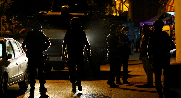 Diyarbakr'da AK Parti l Bakanl nndeki polise EYP'li saldr