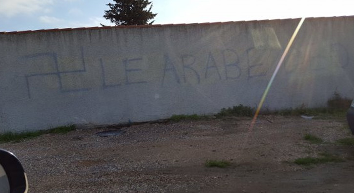 Fransa'da cami duvar�na �rk�� sloganlar yaz�ld�