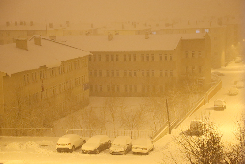 Erzurum'da e�itime kar engeli