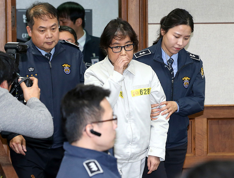 G�ney Kore'yi kar��t�ran Choi ilk kez mahkemeye ��kt�