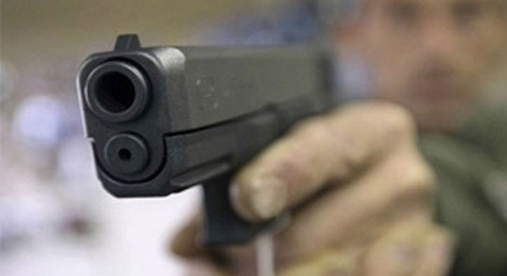 Muhtar okey masas�nda birini vurdu