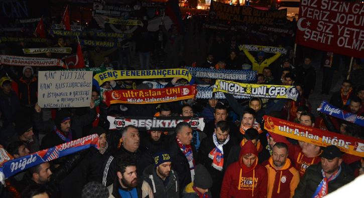 Ni�de'de taraftarlar �ehitler i�in y�r�d�