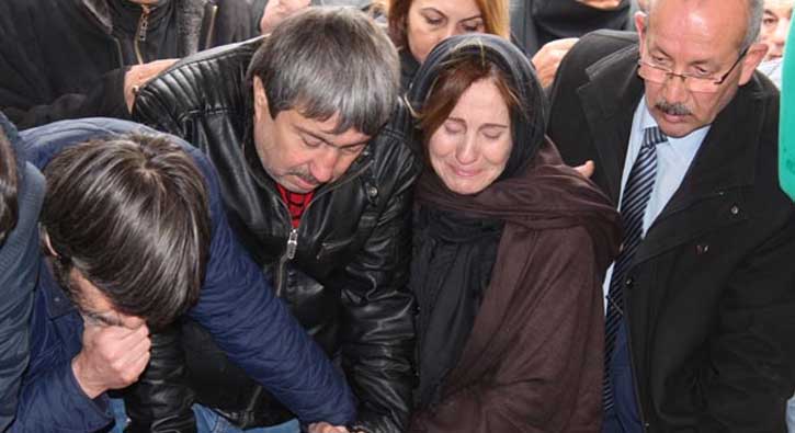 �nl� spor yorumcusu R�dvan Dilmen'in annesi topra�a verildi