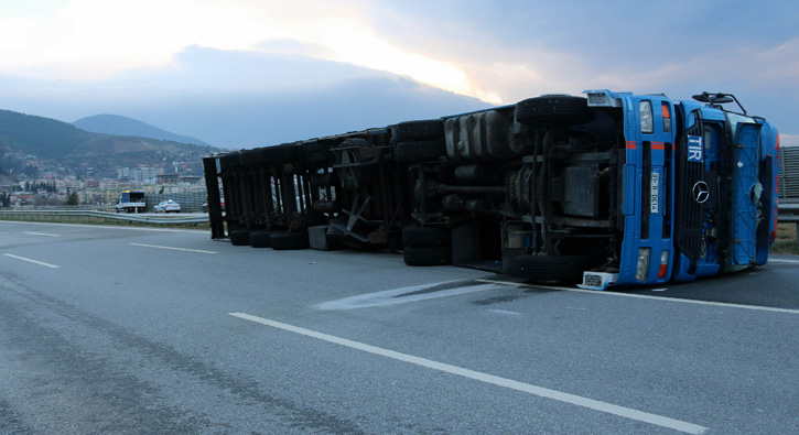 Hatay'da �iddetli f�rt�nda 2 TIR devrildi