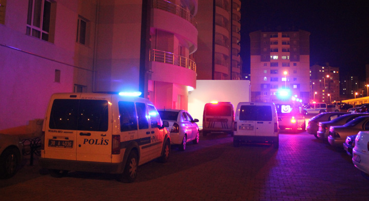 Kayseri'de bir �ah�s tart��t��� e�ini b��aklayarak �ld�rd�