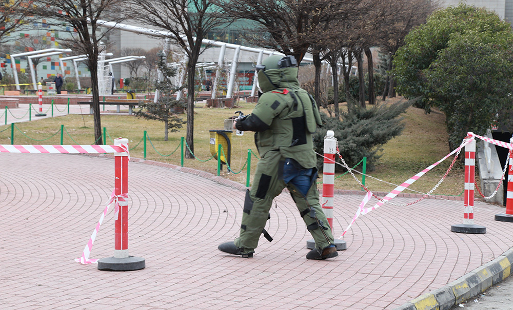 Ankara'da bir AVM'nin bah�esine b�rak�lan ��pheli �anta korku yaratt�