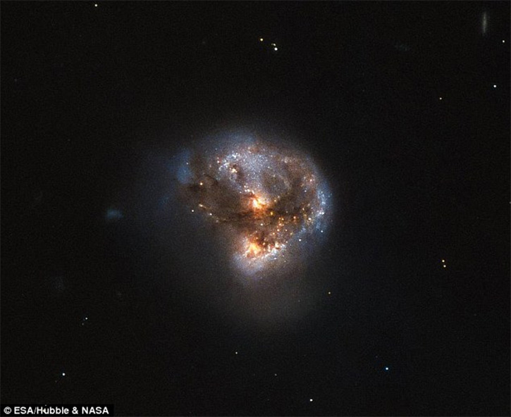 Hubble Teleskobu ''mega-meyzer'' galaksi ke�fetti