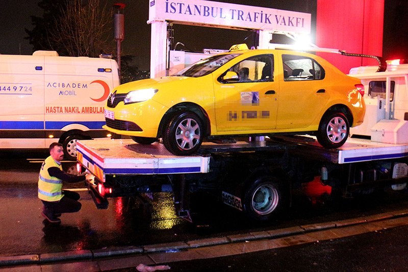 Gece kul�b� �n�ndeki ticari taksi incelenmek �zere g�t�r�ld�