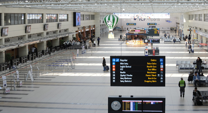 Havaliman�nda '�zerimde bomba var' diyen Suriyeli g�zalt�na al�nd�