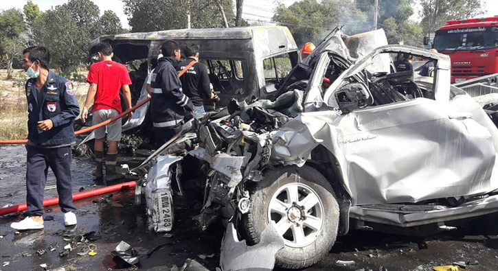 Tayland'da trafik kazas�: 25 �l�