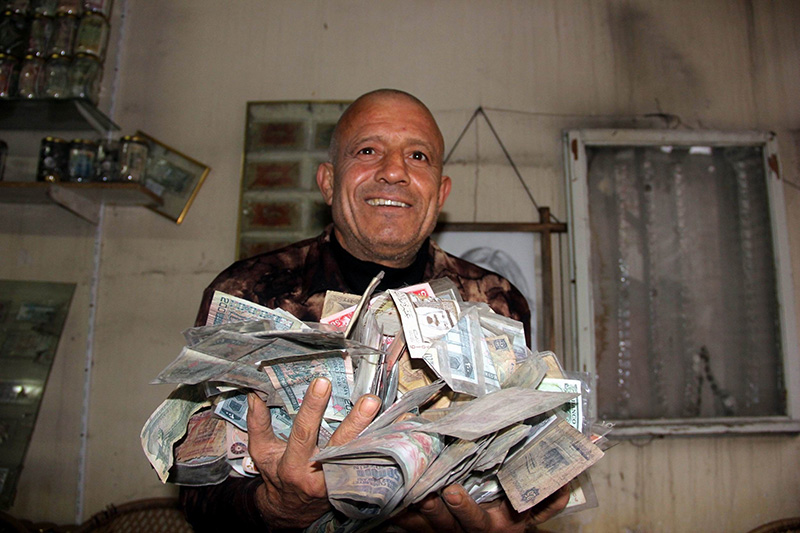 �� ton paras� olan adam piyango ��kmad� diye seviniyor