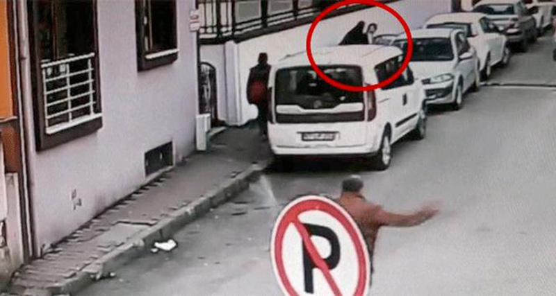 Bir kad�n� g�peg�nd�z b�yle ka��rd�lar