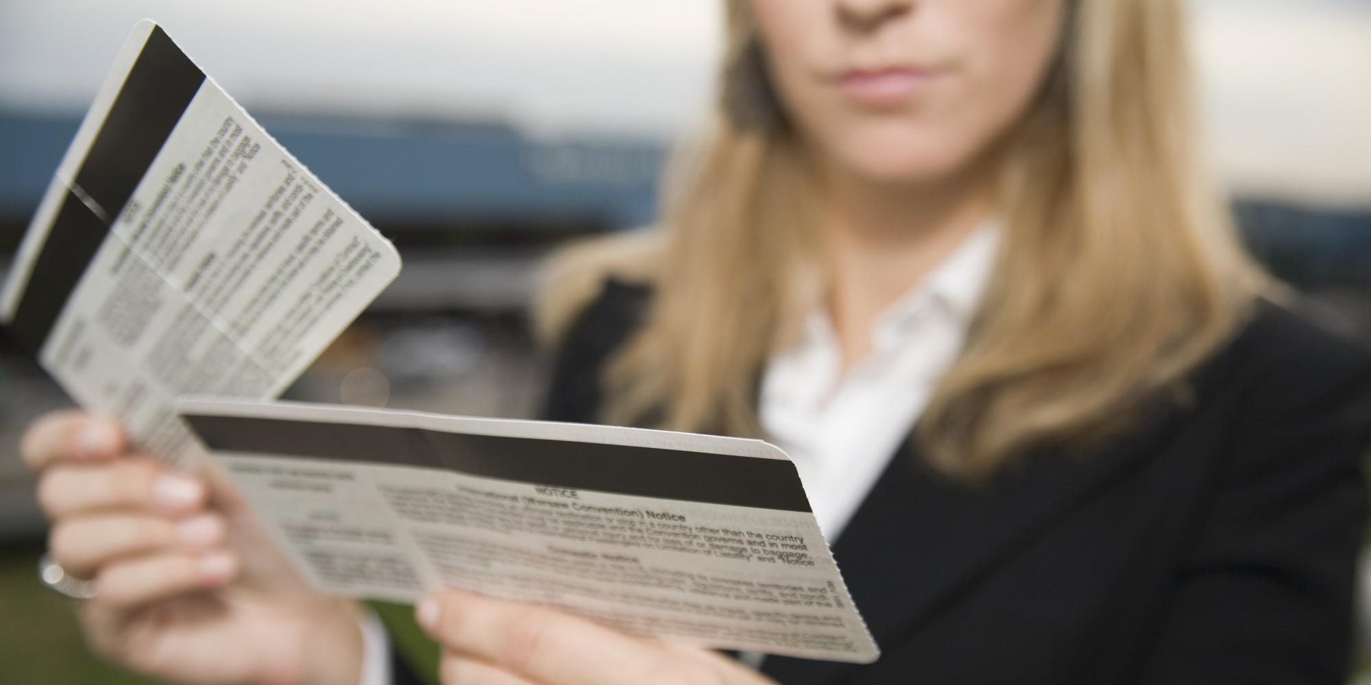 1.200 dolalk uak bileti ald, babas ikayet etti