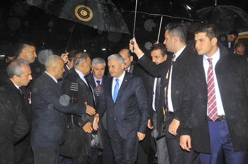 Ba�bakan Y�ld�r�m'dan, �ehit polisin ailesine taziye ziyareti