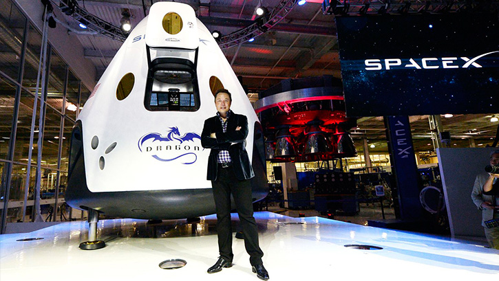 SpaceX Uzaya insan tama projesini erteledi