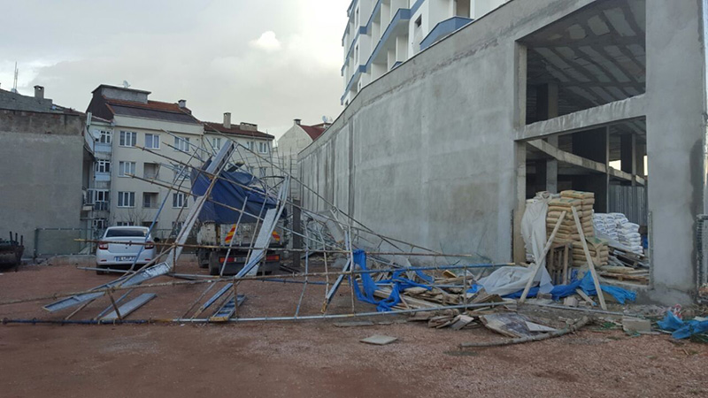 F�rt�na tonlarca a��rl�ktaki in�aat iskelesini yerinden s�kt�