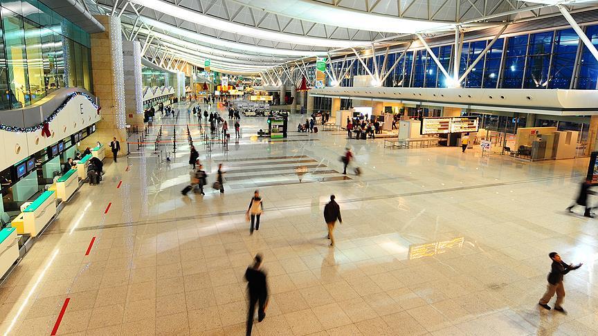 8 y�ld�r havaalan�nda ya��yor