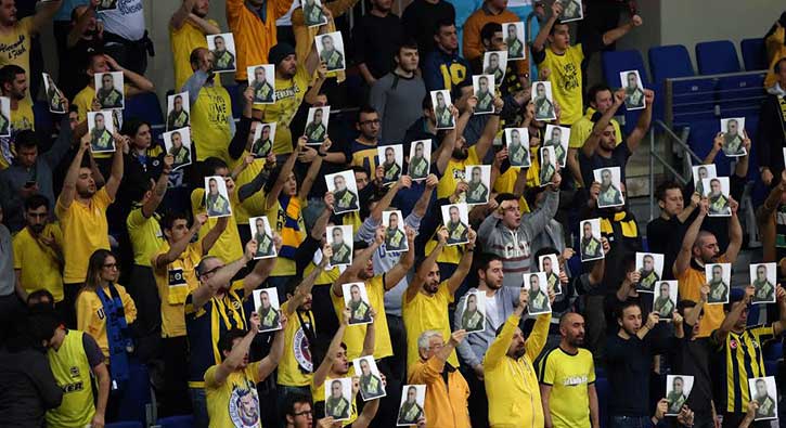Fenerbah�e trib�nleri Fethi Sekin'i unutmad�