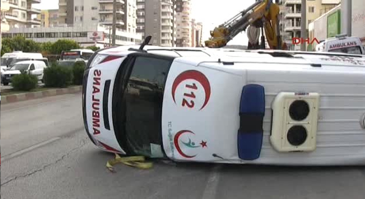 Hasta ta��yan ambulans kaza yapt�