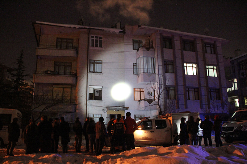 Konya'da sars�nt� olu�an apartman bo�alt�ld�