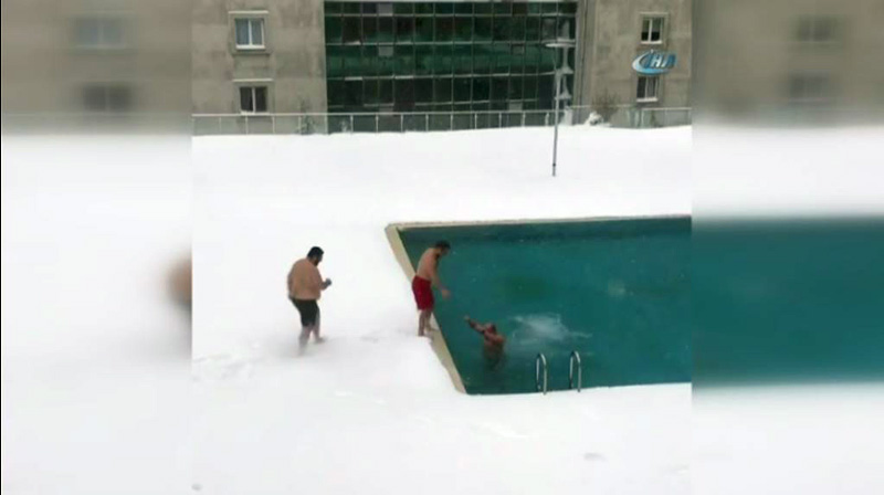 Buz gibi havada havuza girdiler