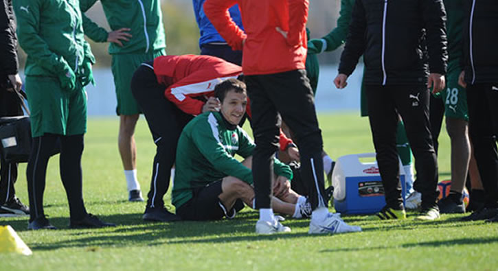 Bursaspor antrenman�nda �arp��an Batalla ve Berat korkuttu