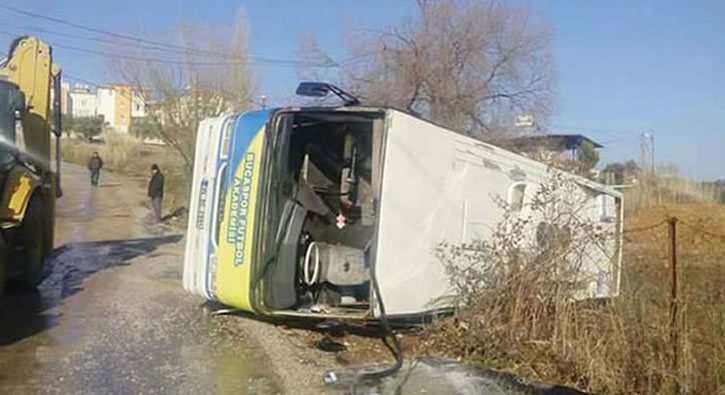 Otob�s �arampole devrildi minik futbolcular kazadan yara almadan kurtuldu