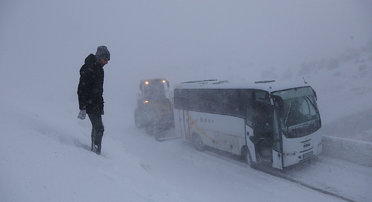 ��renci servisi kar f�rt�nas�nda mahsur kald�  