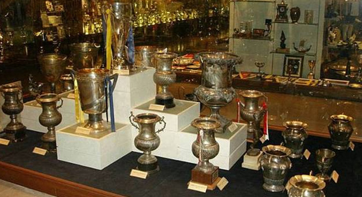 Fenerbah�e m�zesindeki kupay� �almaya �al���rken yakaland�