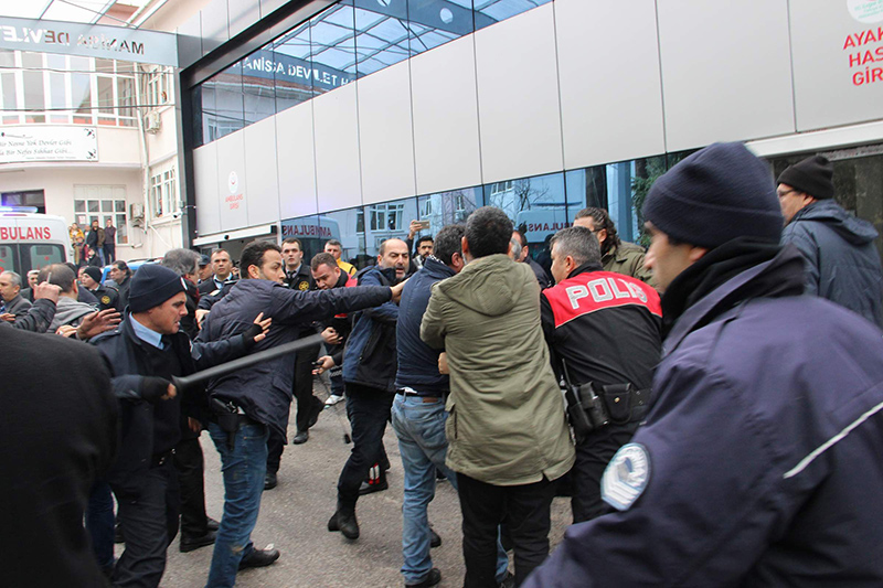 Acil servis �n�nde arbede: 13 g�zalt� 