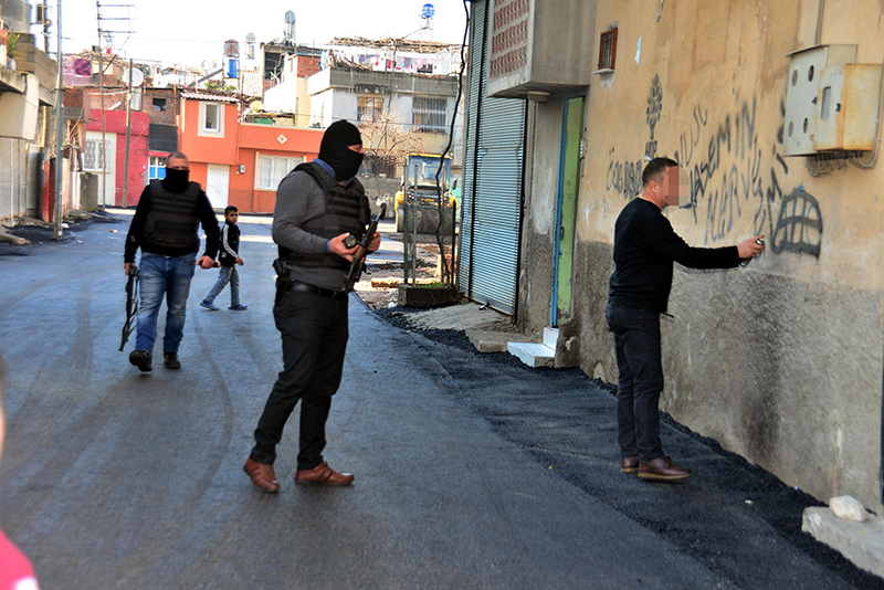 Polis duvar yaz�lar�n� tek tek sildi