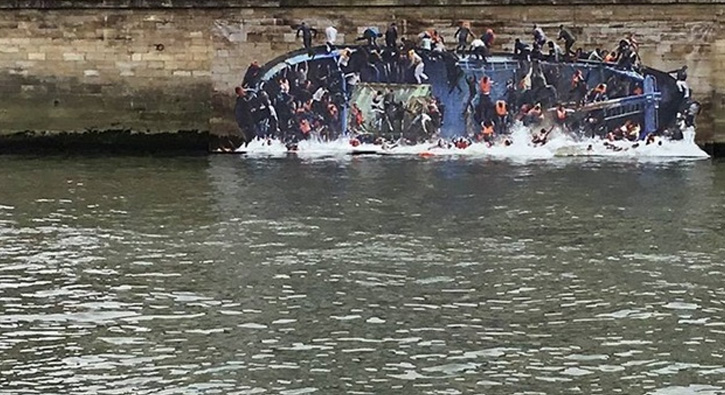 Seine Nehri'nde dikkati �eken m�lteci afi�i