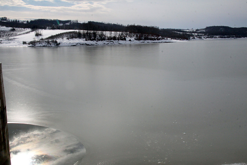 Dev baraj tamamen buzla kapland�