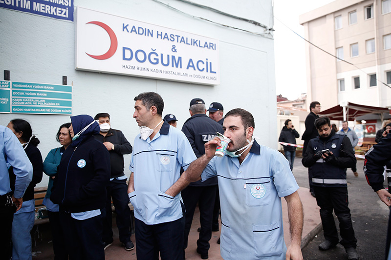 Hastane yang�n�ndan bebekler b�yle tahliye edildi