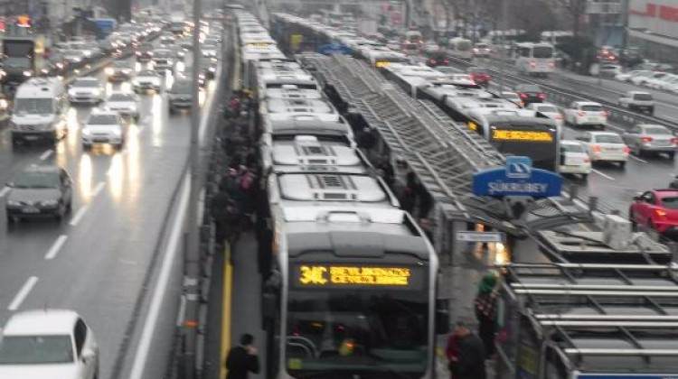 Metrob�s trafi�ini kilitleyen ar�za