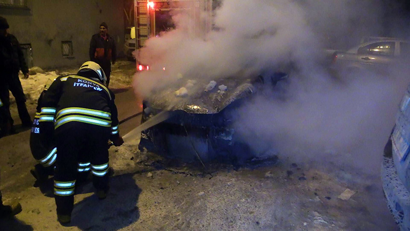 Park halindeki otomobilde yang�n