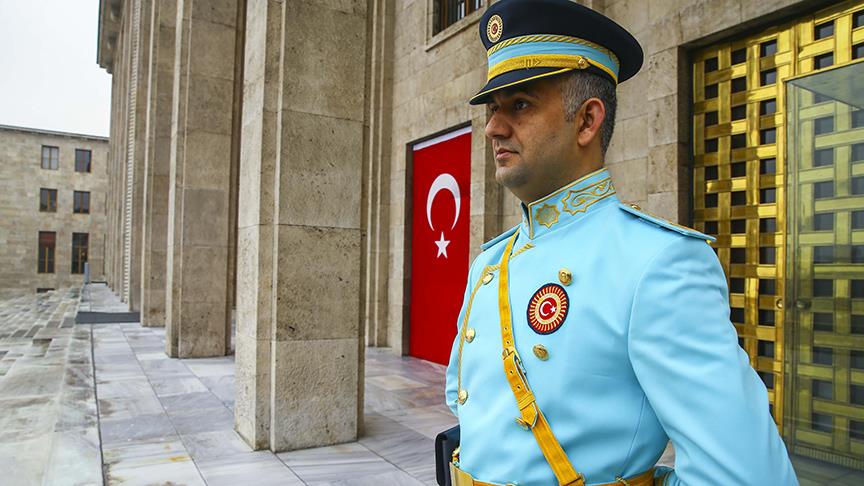 Meclis tren polislerine turkuaz niforma