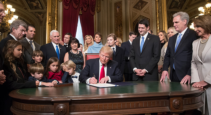 Trump, ilk emirlerini imzalad