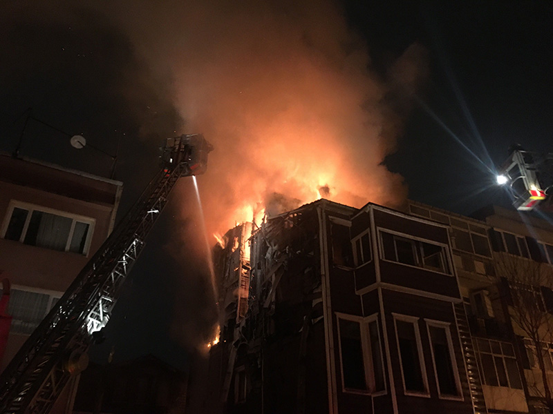 Be�ikta��ta korkutan ah�ap bina yang�n�