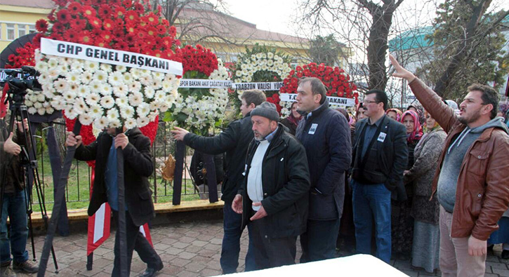 Samsun'da �ehit cenazesinde CHP �elengini istemediler ve yere att�lar