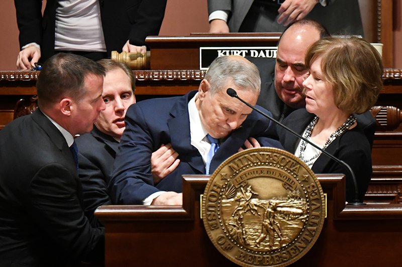 ABD'nin Minnesota Eyalet Valisi Mark Dayton krsde konuurken baygnlk geirdi