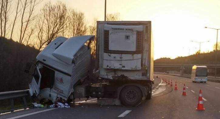 Samsun'daki feci kazada par�alanan TIR'dan mucize kurtulu�