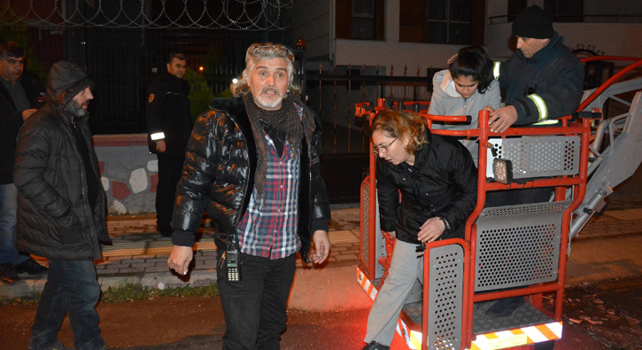 Ayr�lmak isteyen e�i ile iki �ocu�unu b��akla rehin ald�