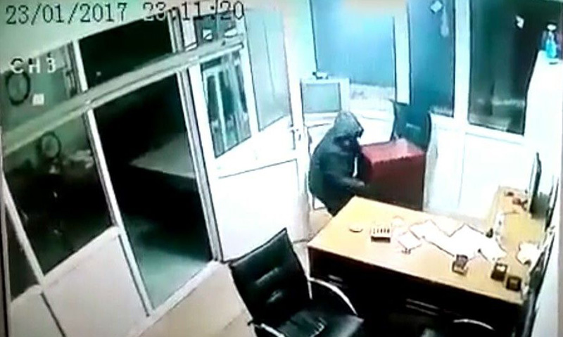 150 kiloluk kasay� tek ba��na g�t�rd�